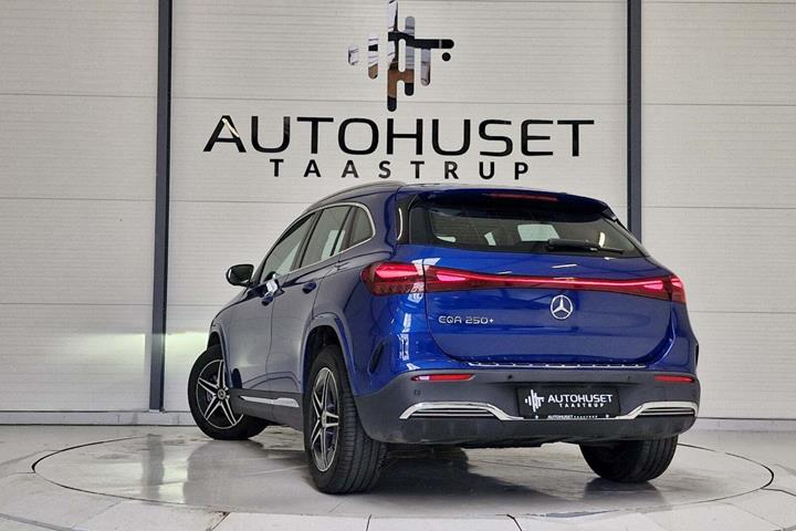 Blå Mercedes EQA250+ fra 2024