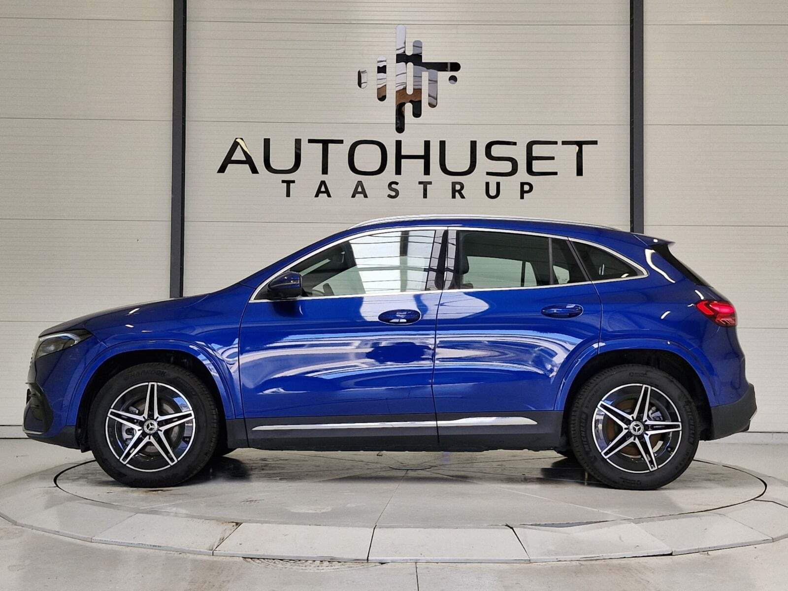 Blå Mercedes EQA250+ fra 2024