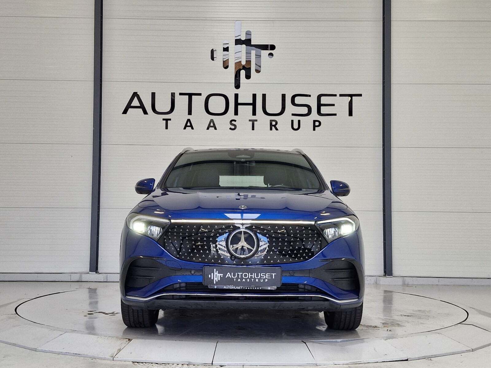 Blå Mercedes EQA250+ fra 2024