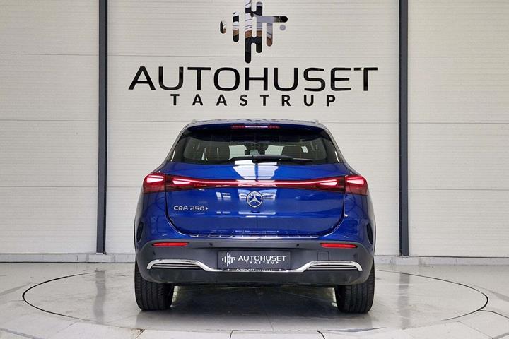 Blå Mercedes EQA250+ fra 2024