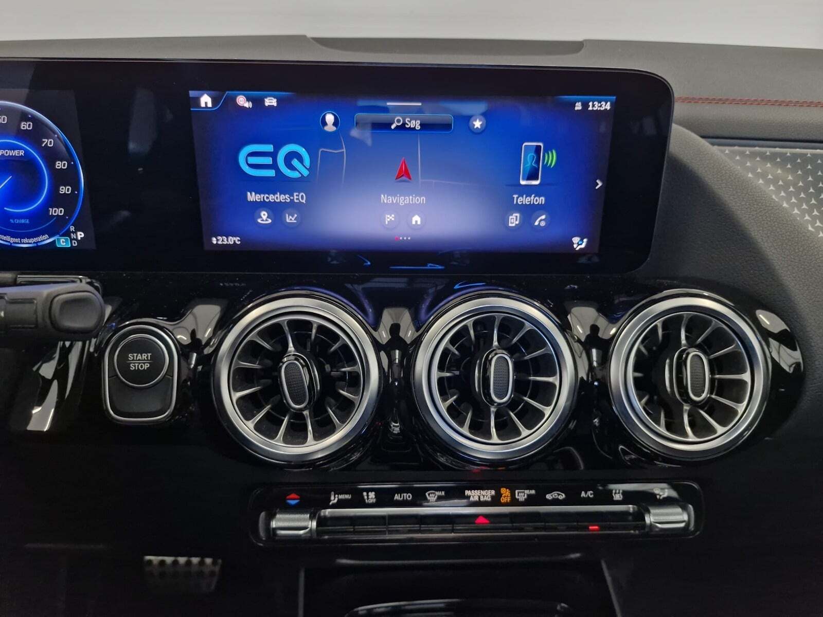 Blå Mercedes EQA250+ fra 2024