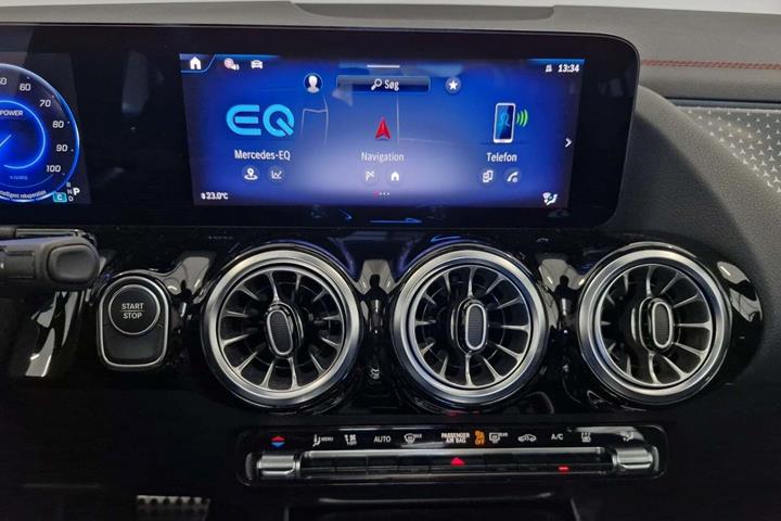Blå Mercedes EQA250+ fra 2024
