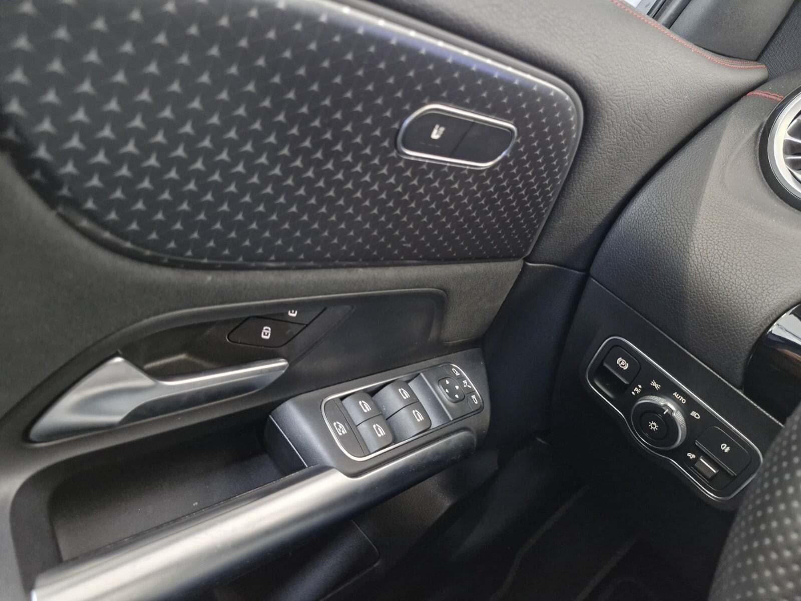 Blå Mercedes EQA250+ fra 2024