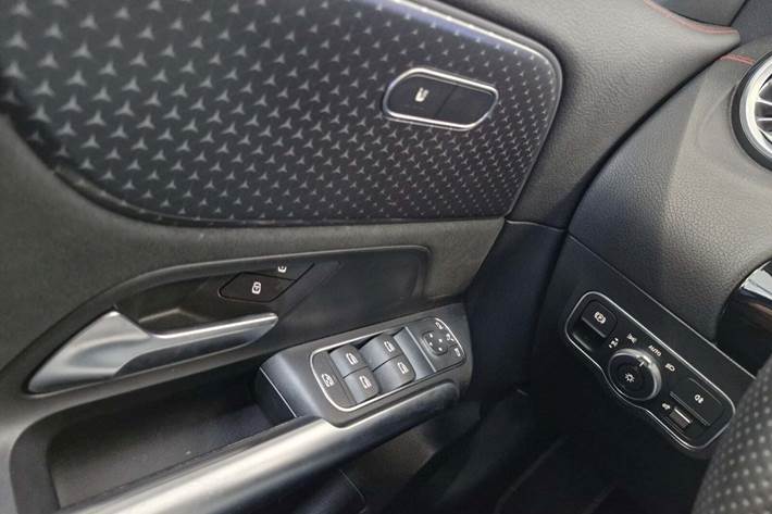 Blå Mercedes EQA250+ fra 2024