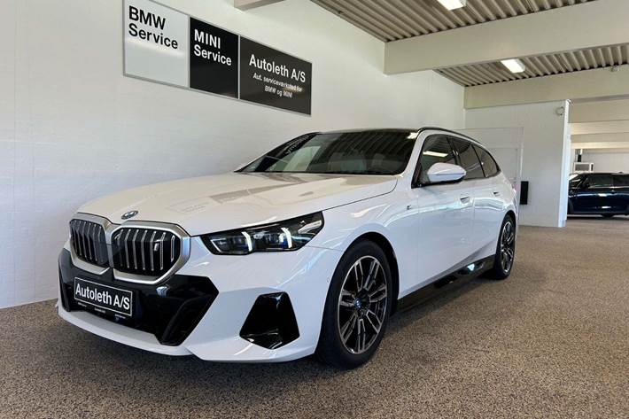 Hvid BMW i5 fra 2024 set udefra