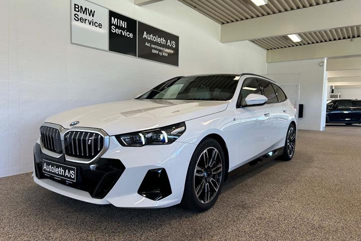 Hvid BMW i5 fra 2024 set udefra