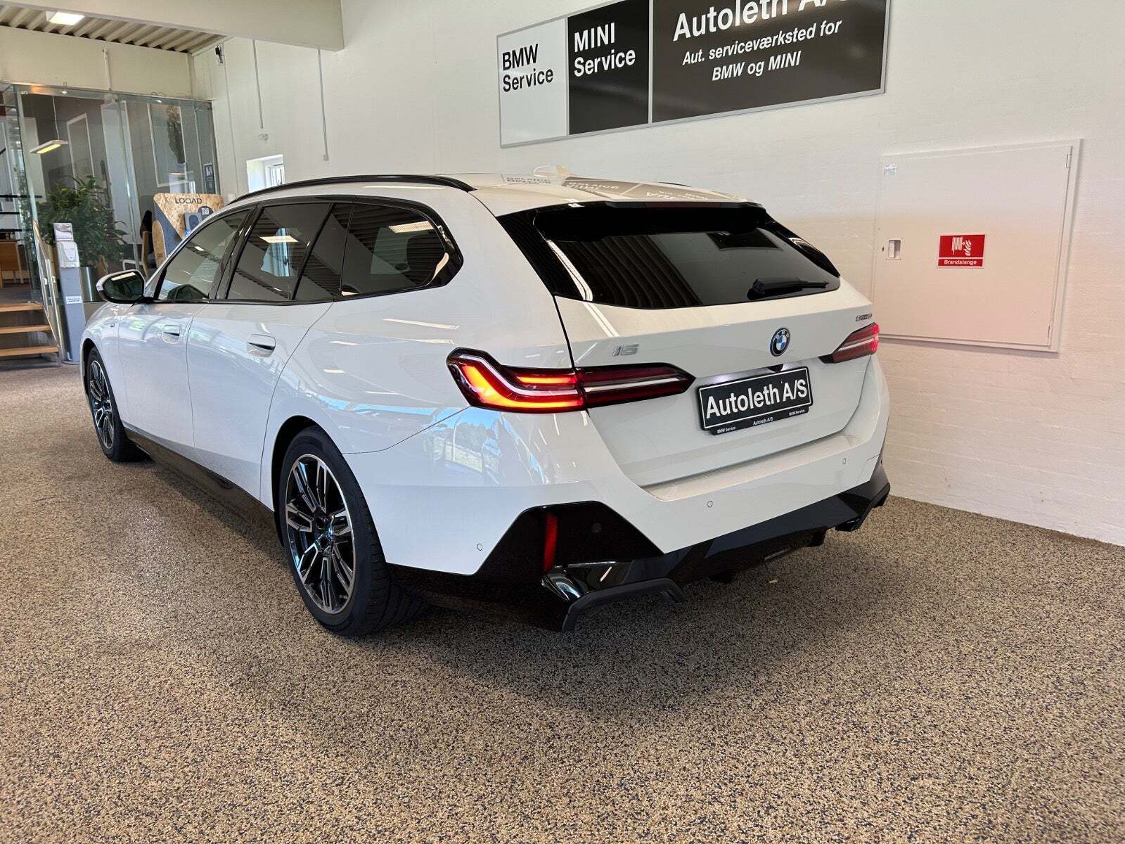 Hvid BMW i5 fra 2024