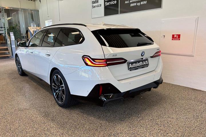 Hvid BMW i5 fra 2024