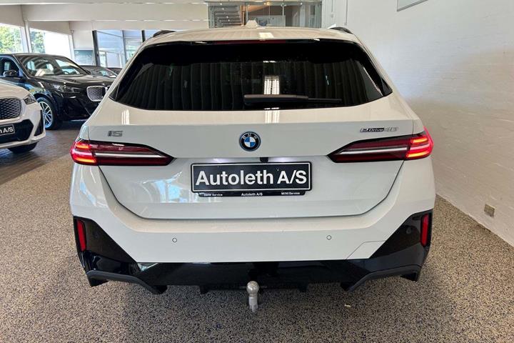 Hvid BMW i5 fra 2024