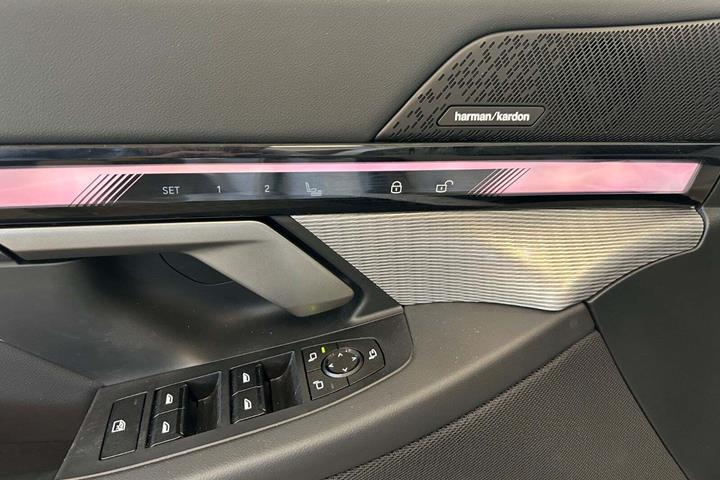 Hvid BMW i5 fra 2024