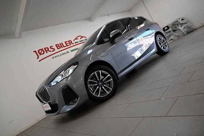 Grå BMW 225e fra 2023