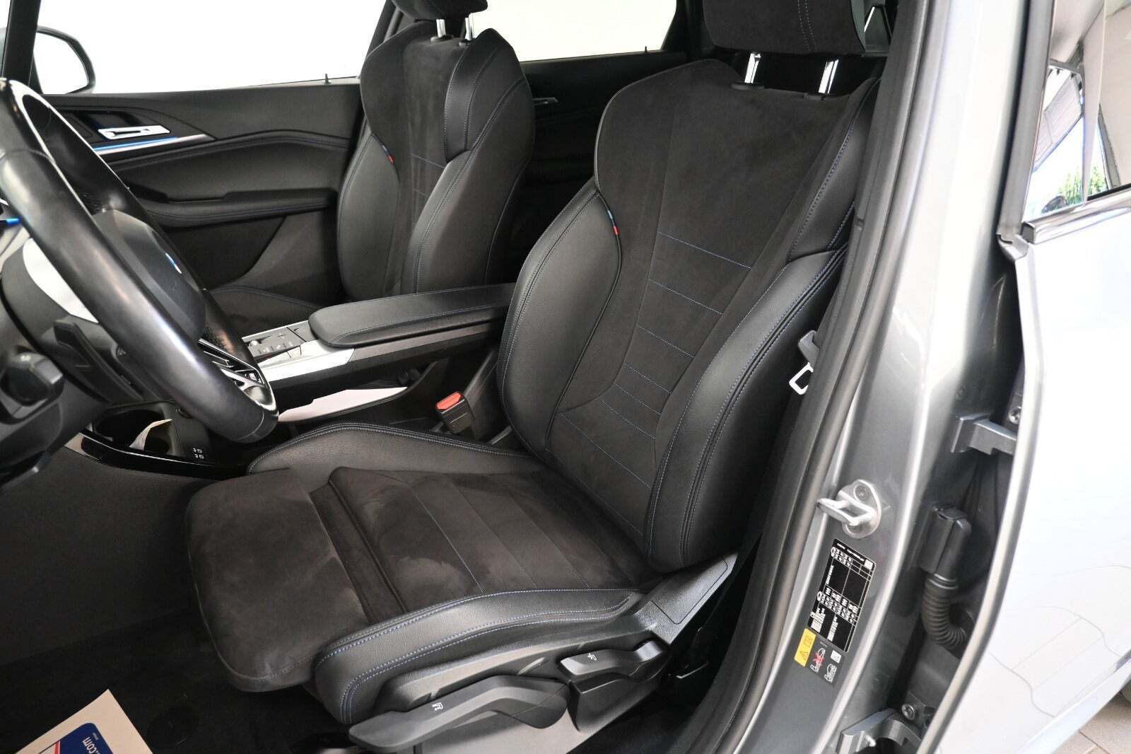 Grå BMW 225e fra 2023