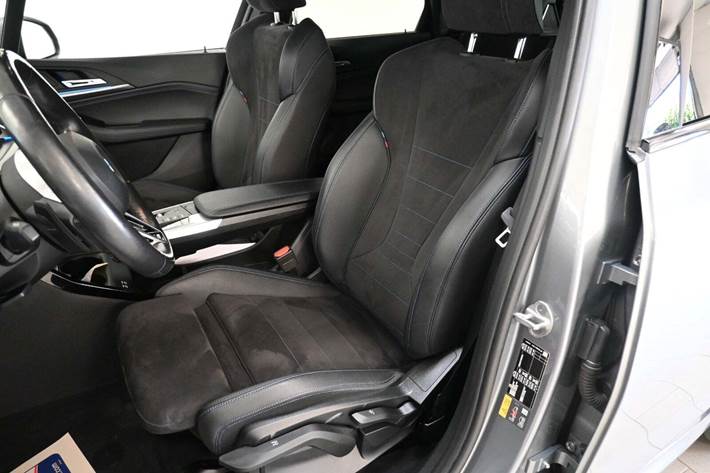 Grå BMW 225e fra 2023