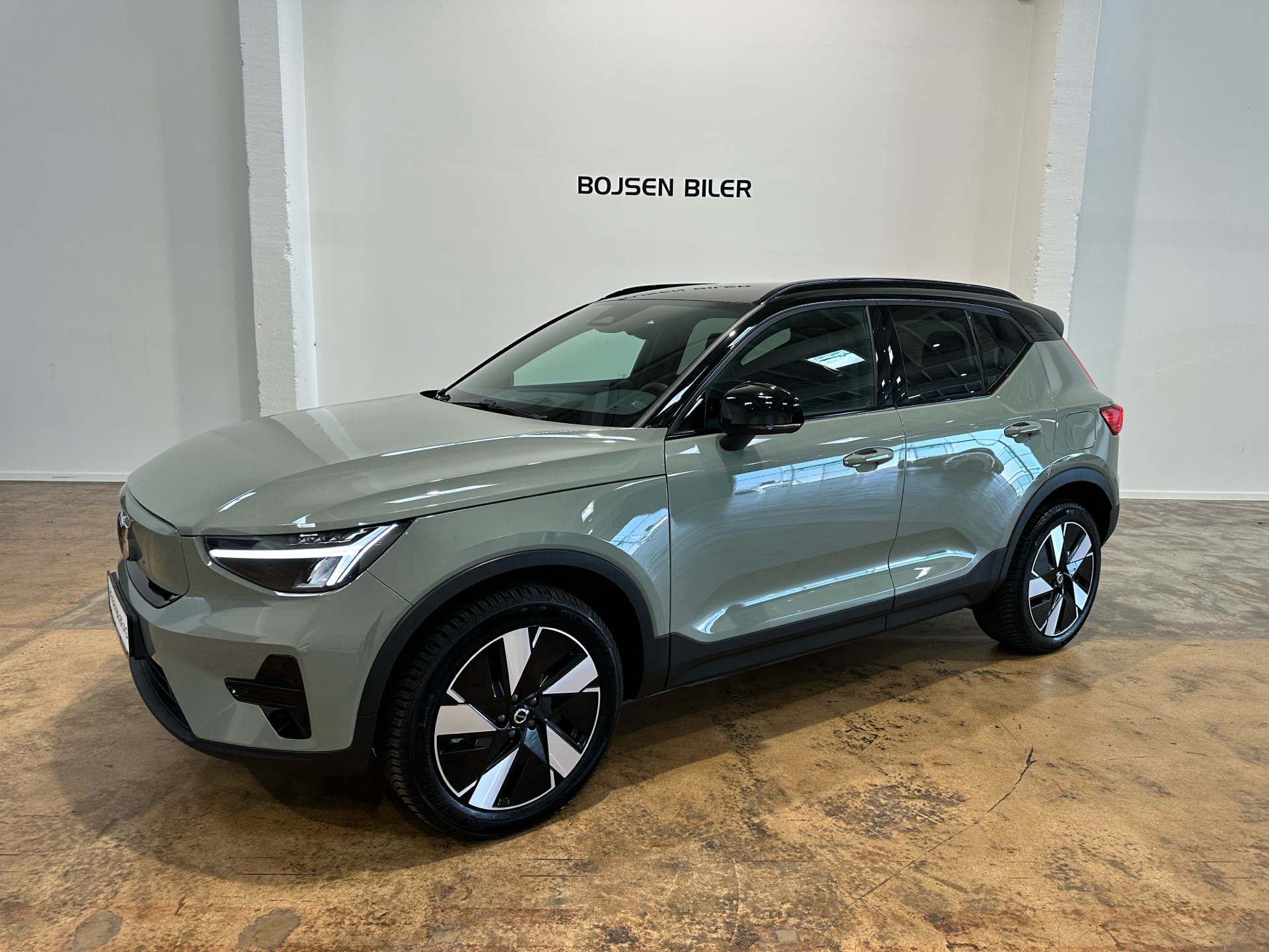 Grøn Volvo XC40 fra 2023 set udefra