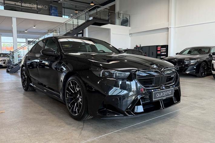 Sort BMW M5 fra 2025 set udefra