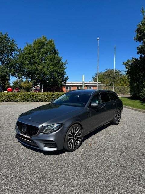 Grå Mercedes E220 d fra 2017