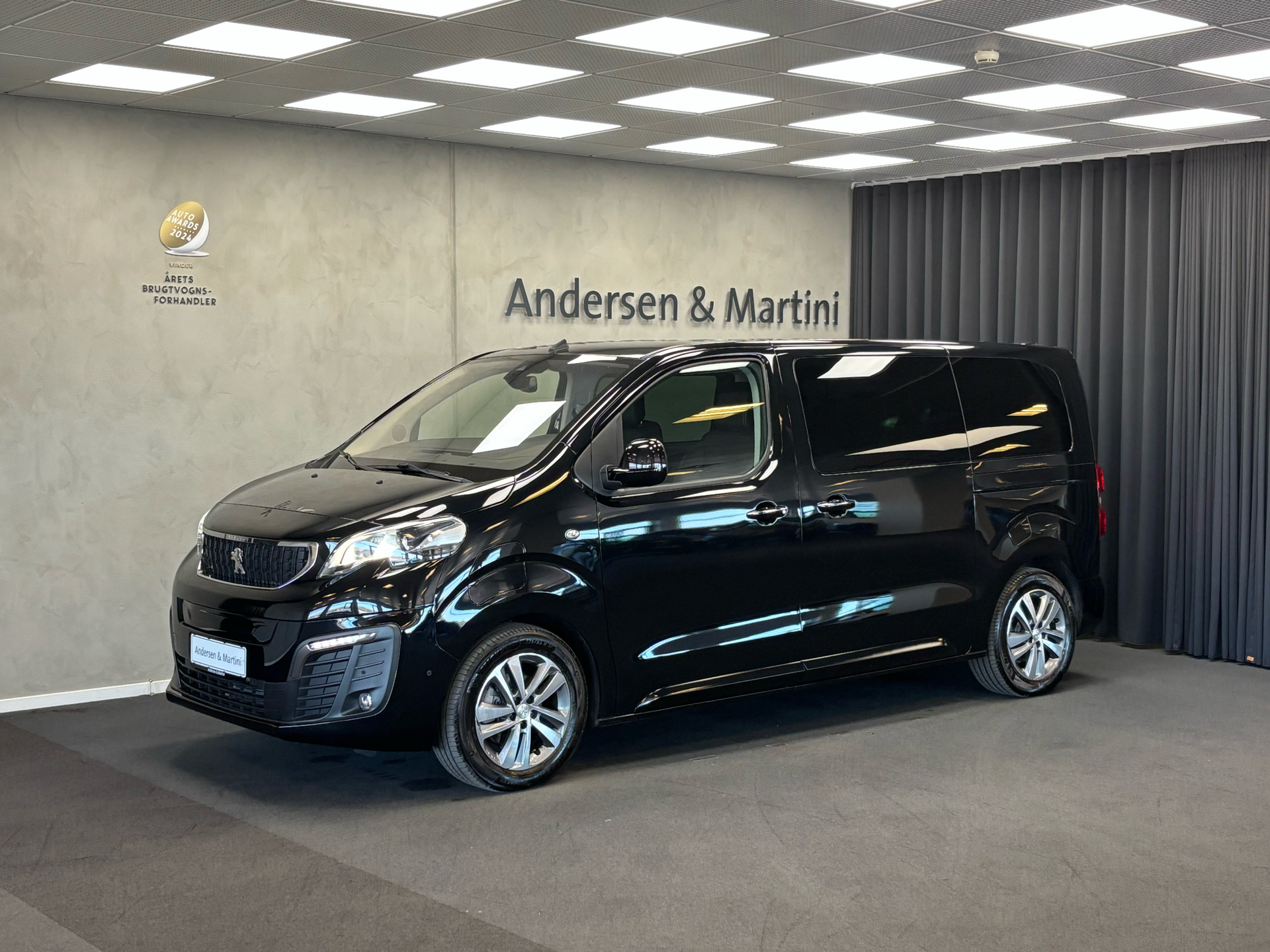 Sort Peugeot e-Traveller fra 2023