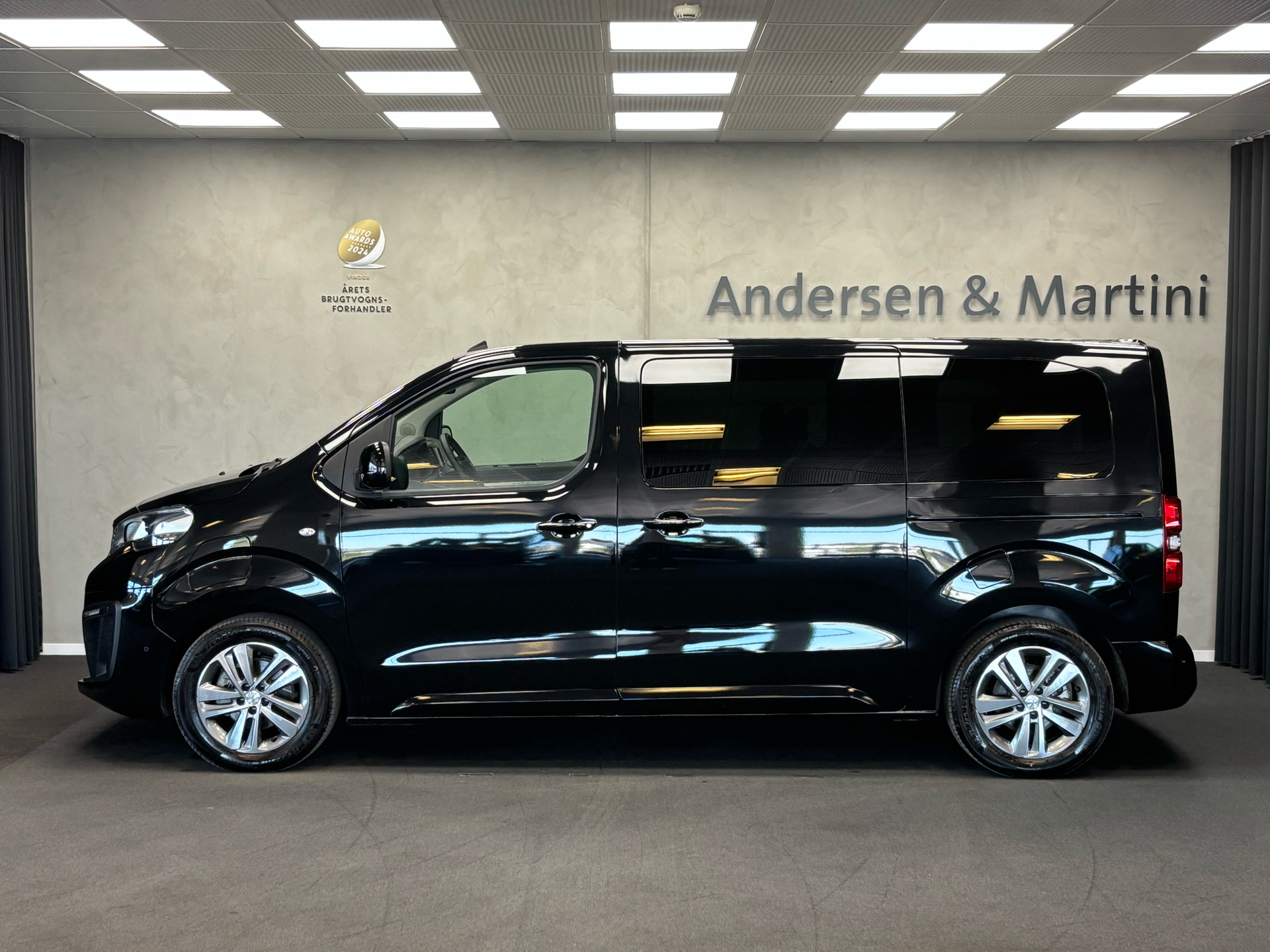 Sort Peugeot e-Traveller fra 2023