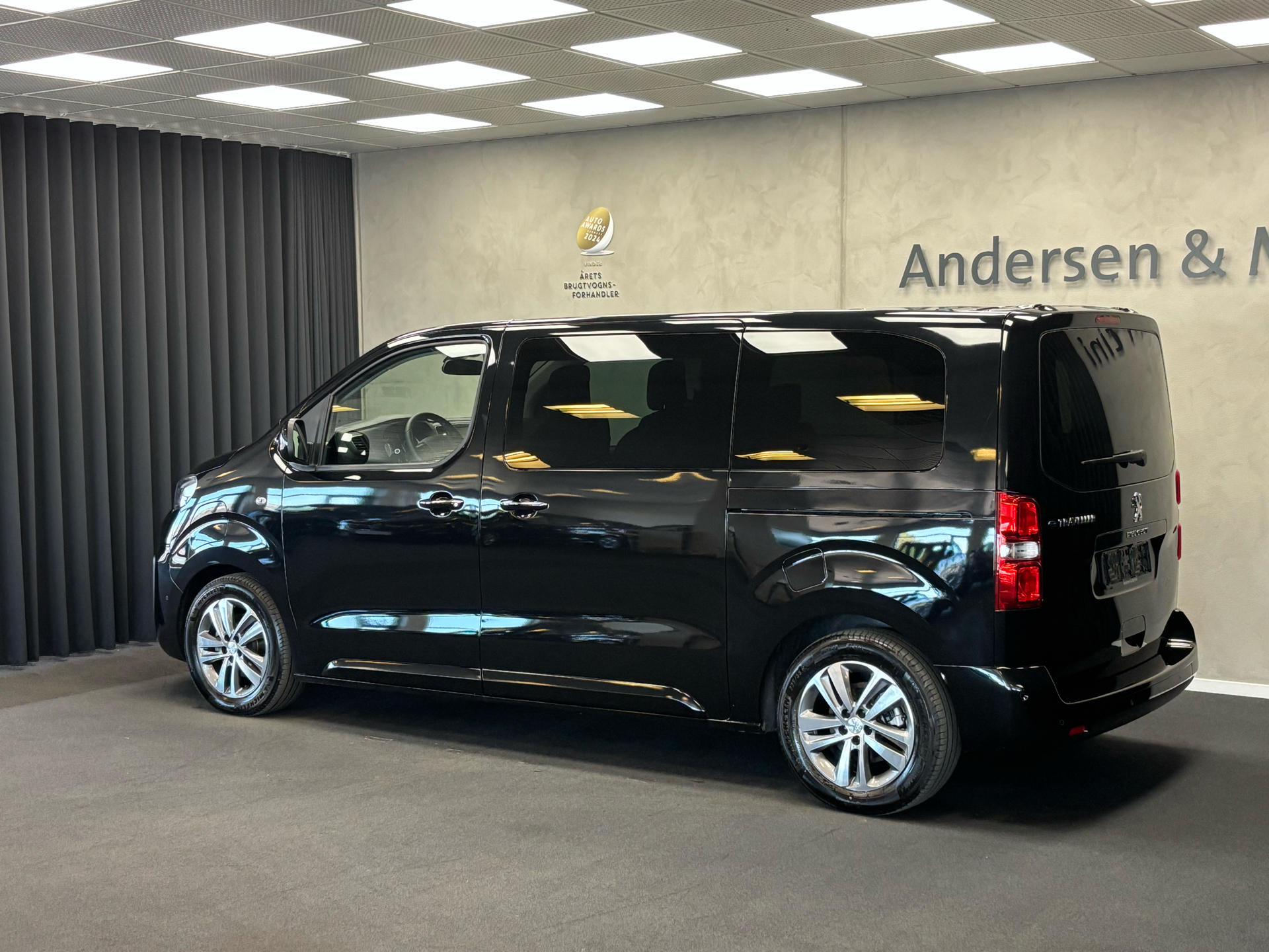 Sort Peugeot e-Traveller fra 2023