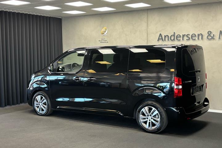 Sort Peugeot e-Traveller fra 2023