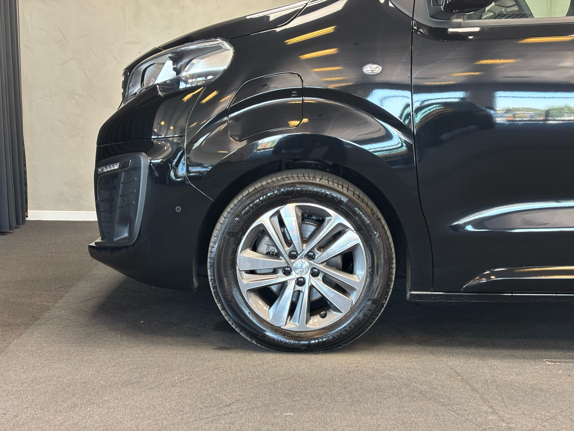 Sort Peugeot e-Traveller fra 2023