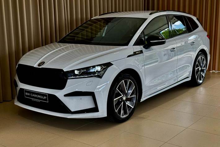 Hvid Skoda Enyaq fra 2023 set udefra