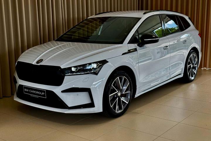 Hvid Skoda Enyaq fra 2023 set udefra