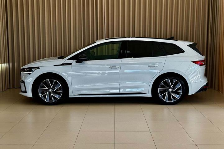 Hvid Skoda Enyaq fra 2023