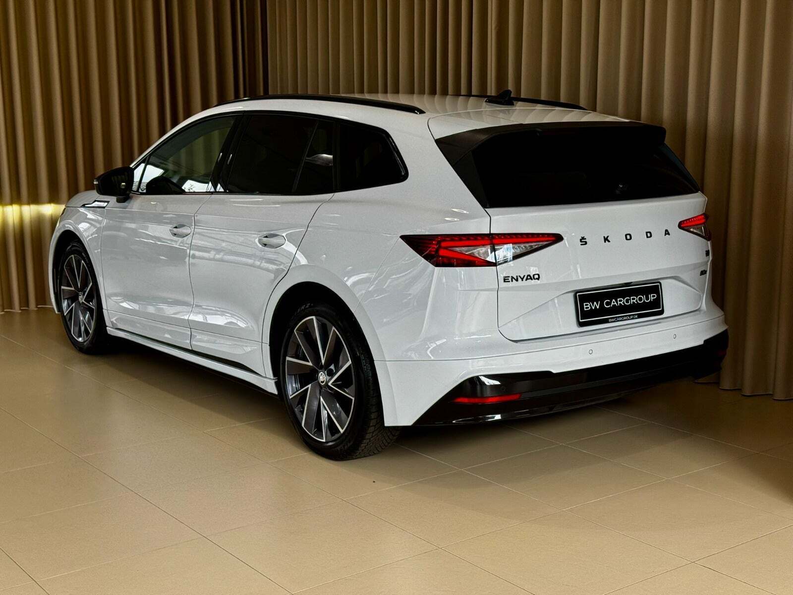 Hvid Skoda Enyaq fra 2023