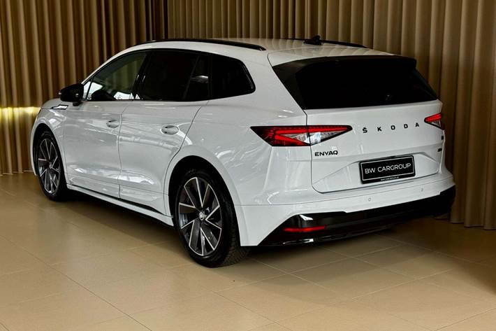 Hvid Skoda Enyaq fra 2023