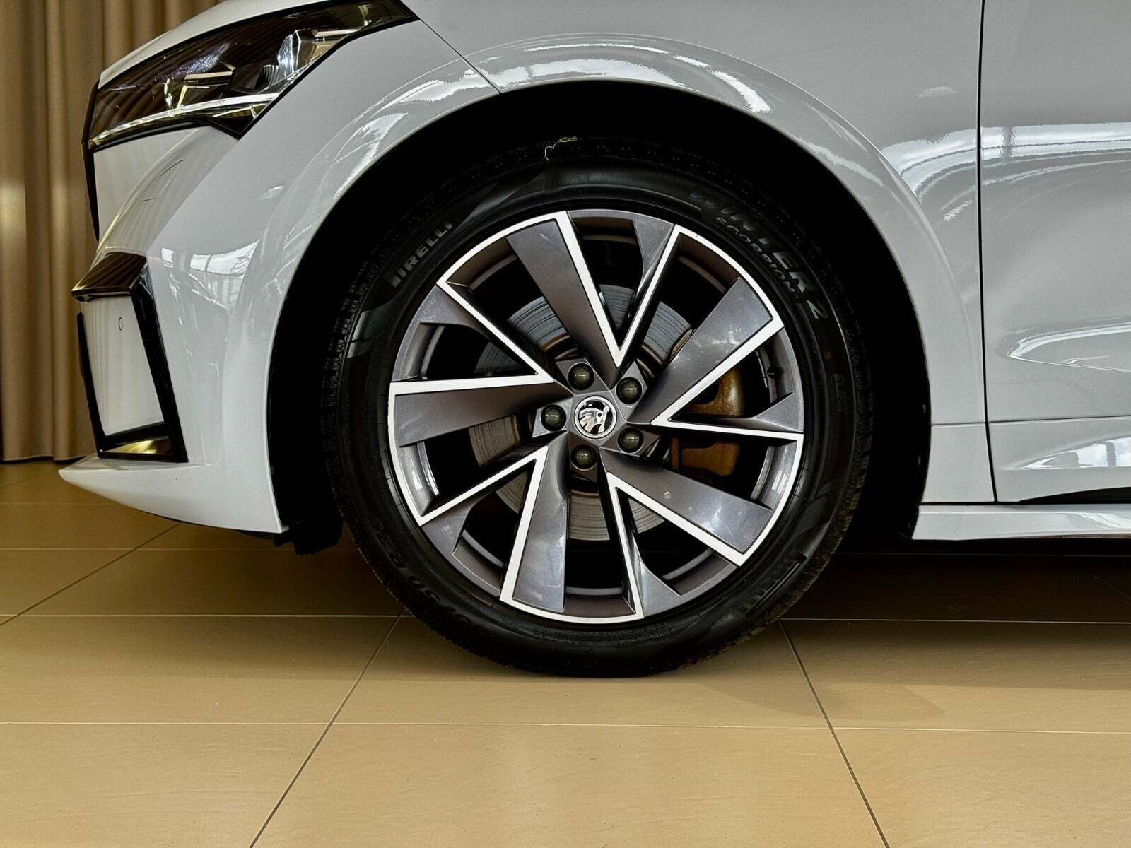 Hvid Skoda Enyaq fra 2023