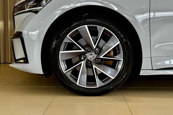 Hvid Skoda Enyaq fra 2023