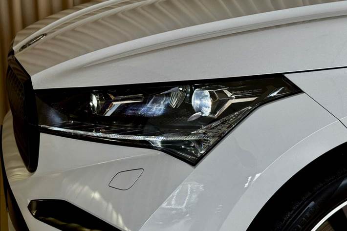 Hvid Skoda Enyaq fra 2023