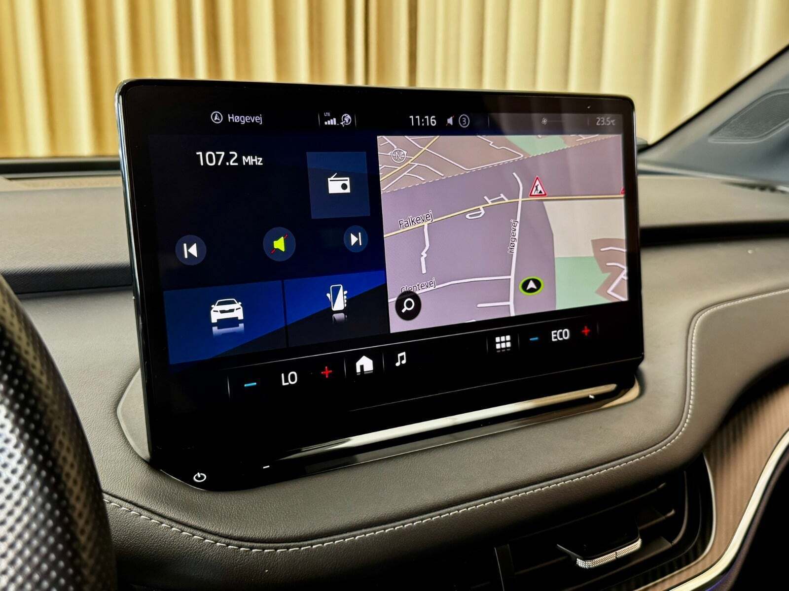 Hvid Skoda Enyaq fra 2023