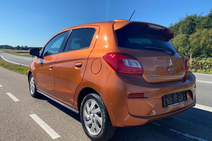 Orange Mitsubishi Space Star fra 2016