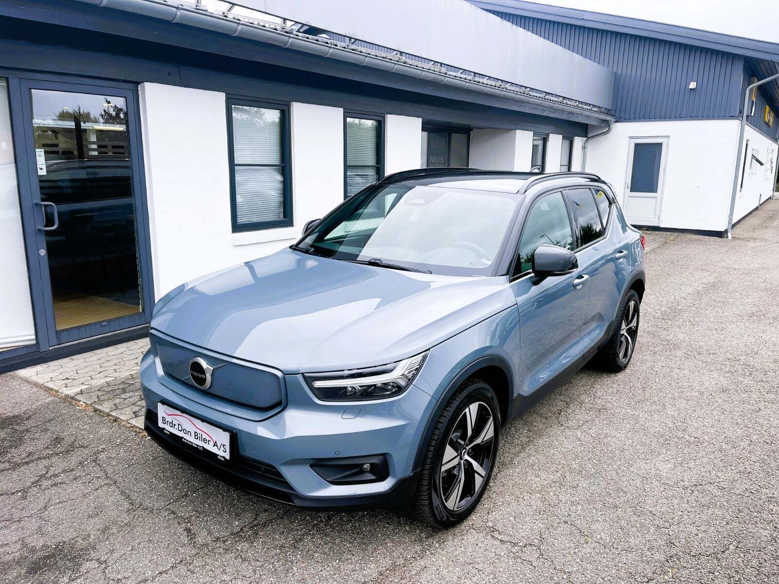 Grå Volvo XC40 fra 2022 set udefra