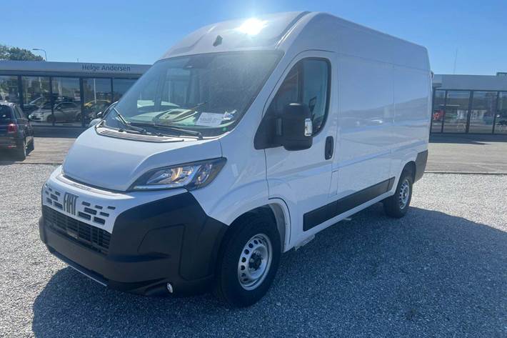 Hvid Fiat Ducato 35 Maxi fra 2025 set udefra