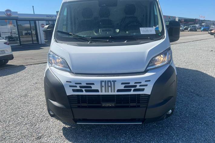 Hvid Fiat Ducato 35 Maxi fra 2025 set udefra