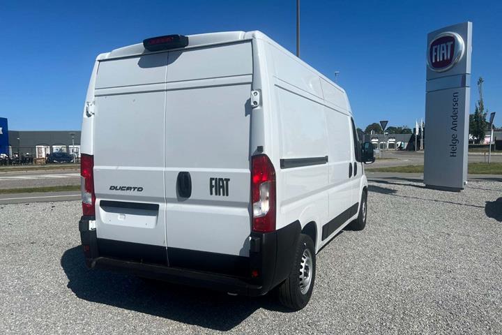 Hvid Fiat Ducato 35 Maxi fra 2025 set udefra