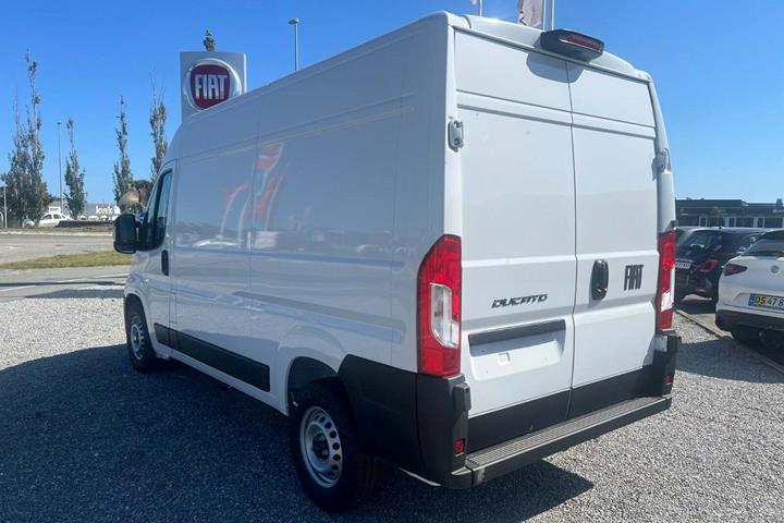 Hvid Fiat Ducato 35 Maxi fra 2025 set udefra