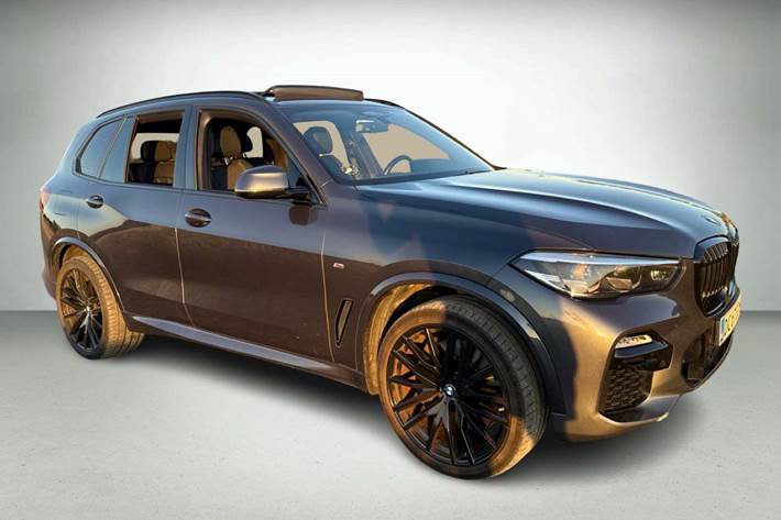 Grå BMW X5 fra 2022 set udefra
