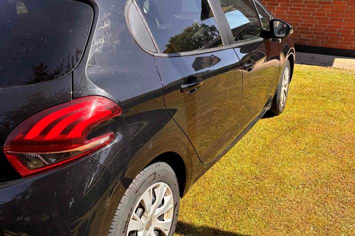 Sort Peugeot 208 fra 2018