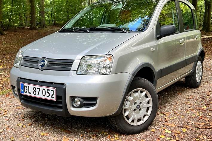Sølv Fiat Panda fra 2005 set udefra