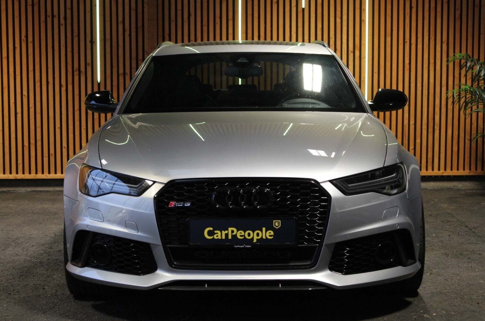 Sølv Audi RS6 fra 2017 set udefra