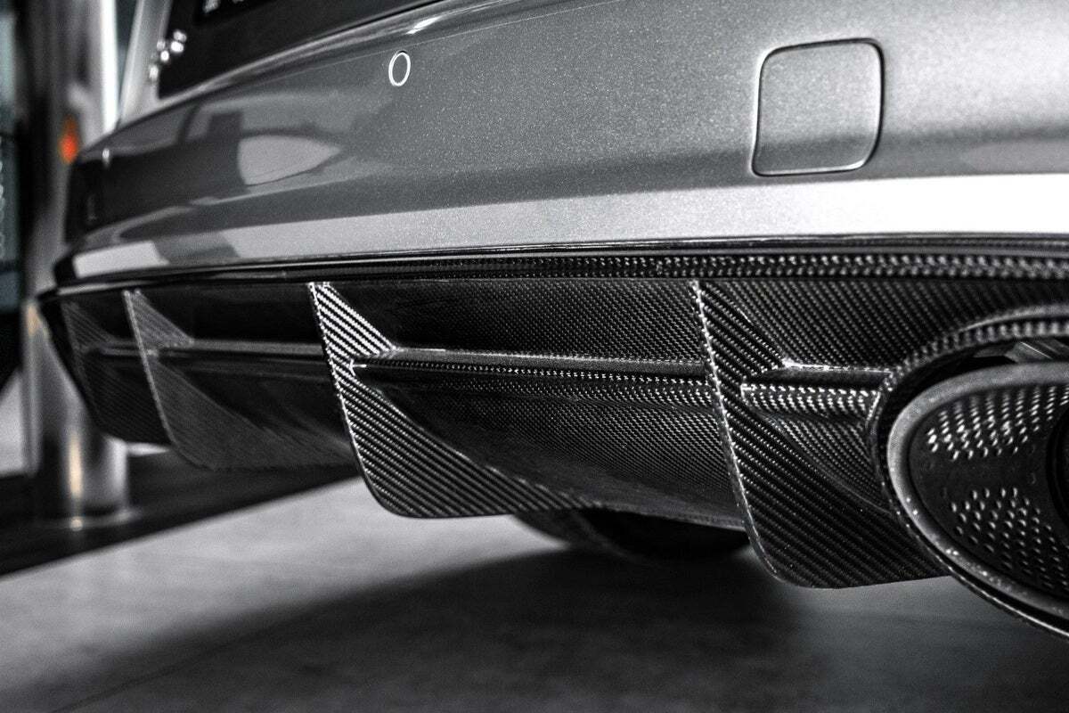 Sølv Audi RS6 fra 2017 set udefra