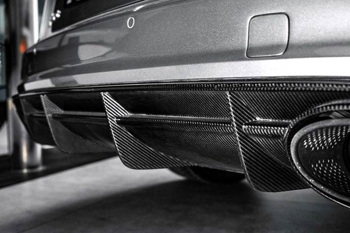 Sølv Audi RS6 fra 2017 set udefra