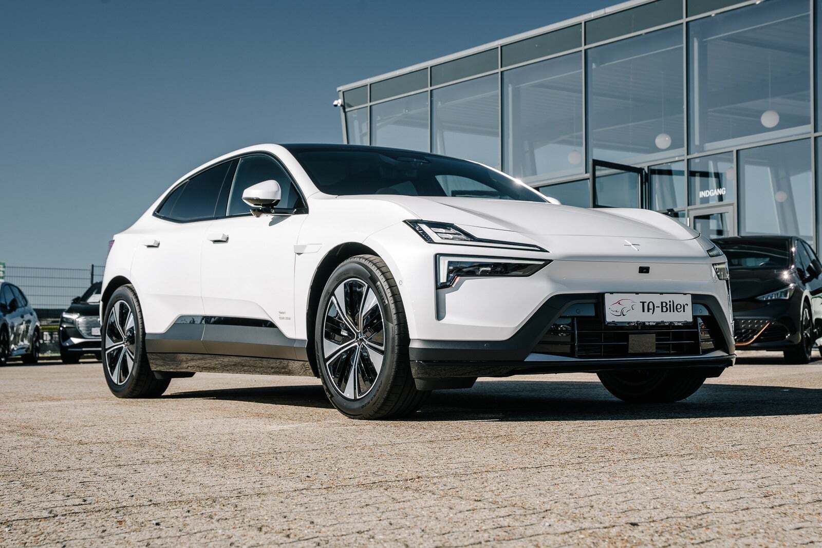 Hvid Polestar 4 fra 2025 set udefra