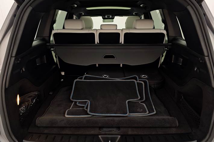 Grå Mercedes EQB 300 fra 2023 set indefra