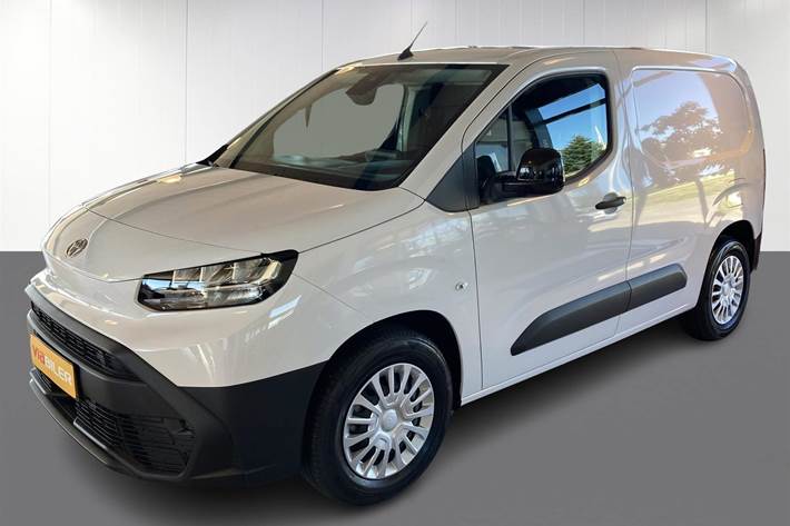 Hvid Toyota ProAce City fra 2025 set udefra