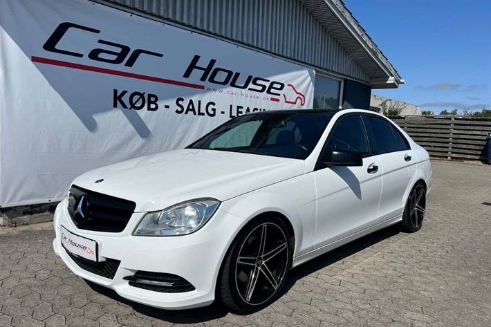 Hvid Mercedes C220 fra 2013 set udefra
